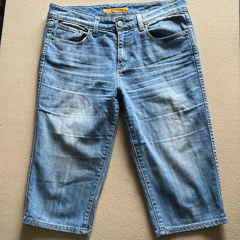 Seven7 Light Denim Cropped Jeans (Size 8)